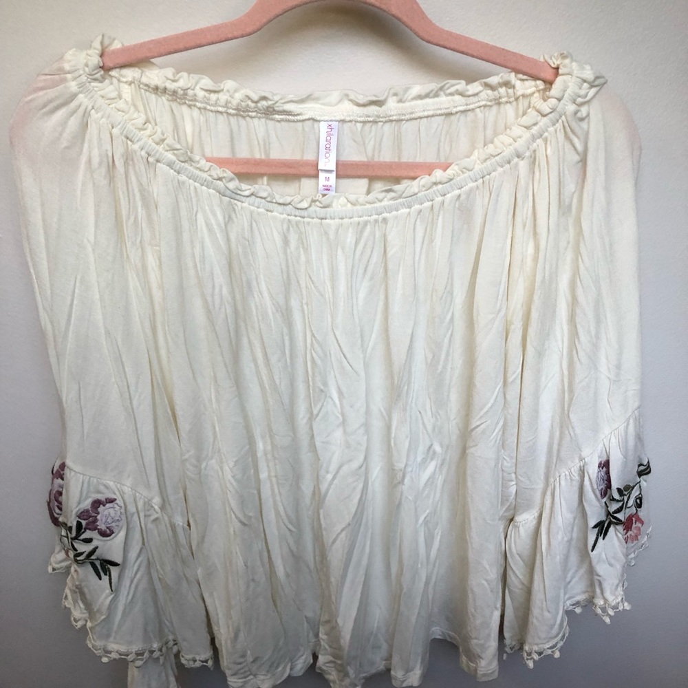 Flowy off-white top w/ flower embroidery
